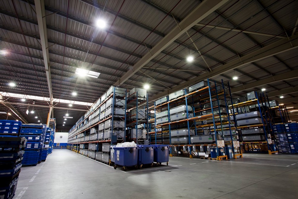 Ergonomiczne i bezpieczne oświetlenie LED w fabryce – jak je zrealizować?